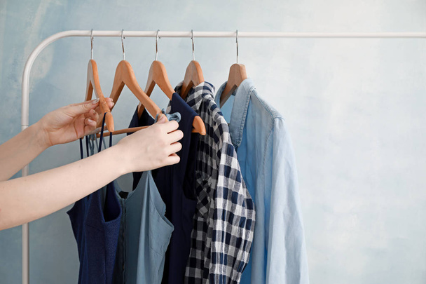 Жінка вибирає одяг у роздягальні
 - Фото, зображення