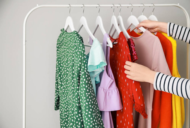 Kobieta wybierająca ubrania w garderobie - Zdjęcie, obraz