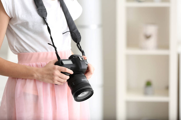 Jong meisje met moderne fotocamera thuis - Foto, afbeelding