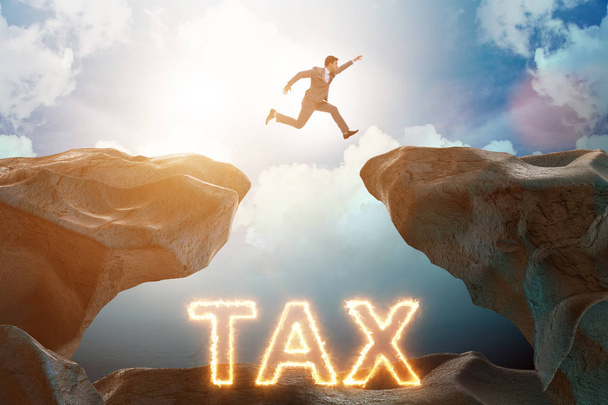 L'homme d'affaires dans le concept de paiement des impôts - Photo, image