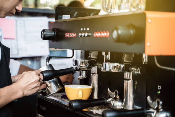 Koffiemachine maken warme koffie in café - Foto, afbeelding
