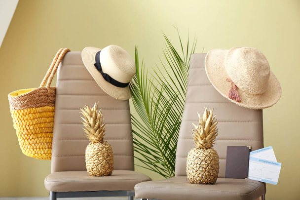 Odada altın ananas, pasaport, bilet ve plaj aksesuarları ile Sandalyeler - Fotoğraf, Görsel