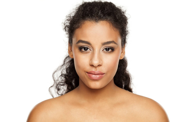 portrait of a young dark-skinned woman on a white background - Foto, afbeelding