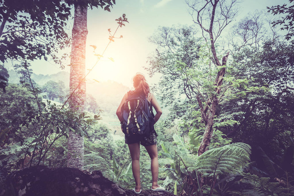 žena Asie cestovatelé cestování příroda Lesy, hory Večerní západ slunce - Fotografie, Obrázek