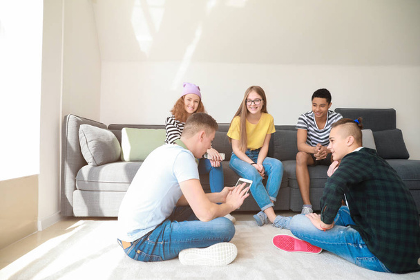 Gruppe von Jugendlichen verbringt Zeit zu Hause - Foto, Bild