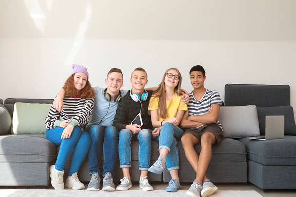 Підлітки сидять на дивані вдома
 - Фото, зображення