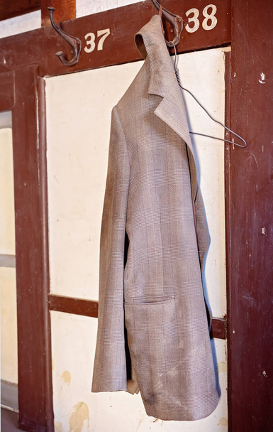 Vanha kullankaivajien takki koukussa
 - Valokuva, kuva