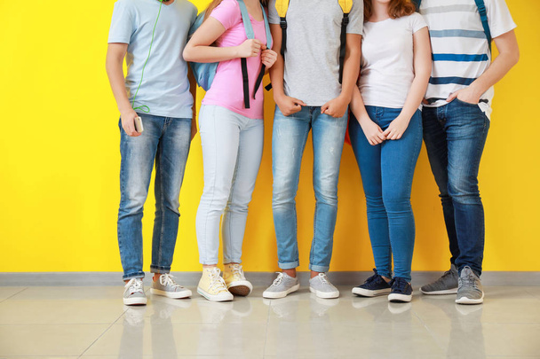 Grupo de adolescentes perto de parede de cor
 - Foto, Imagem