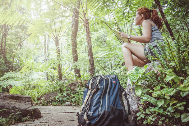 nő ázsiai utazók utazás természet Erdők, hegyek, vízesés - Fotó, kép
