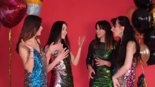 Groep vrouwen in mooie jurken met een gesprek en onenigheid. - Video