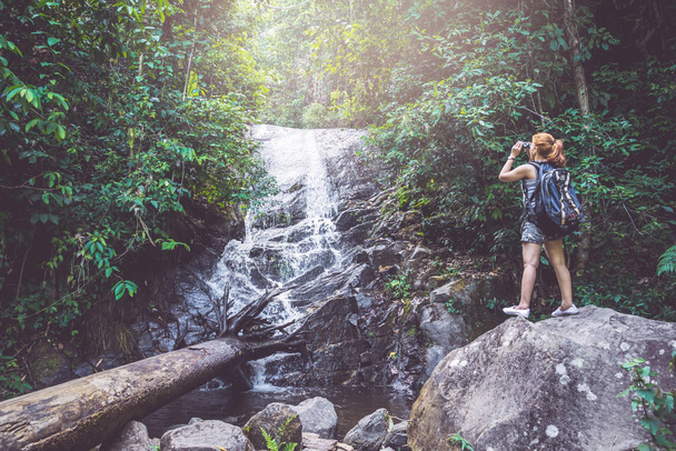 mujer asia viajeros viajar naturaleza Bosques, montañas, cascada
 - Foto, imagen