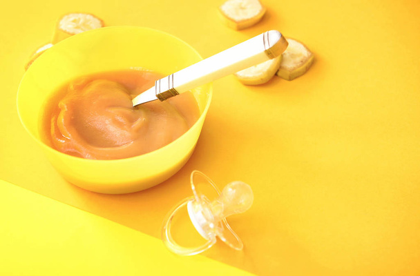 Bowl terveellistä vauvanruokaa värillinen tausta
 - Valokuva, kuva