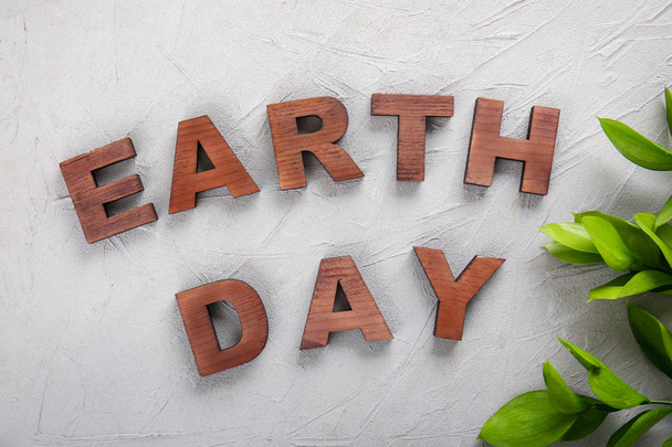 Tekst aarde dag samengesteld uit letters op grijze achtergrond - Foto, afbeelding