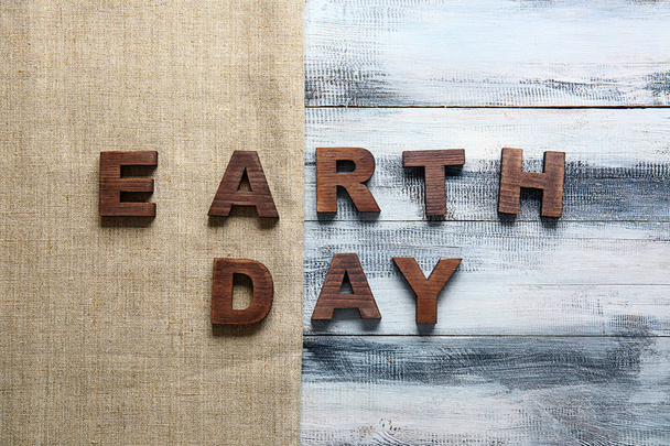 Text Earth Day komponiert aus Buchstaben auf Holzgrund - Foto, Bild