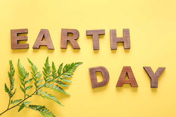Text Earth Day komponiert aus Buchstaben auf farbigem Hintergrund - Foto, Bild