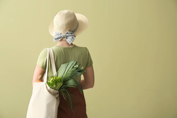 Femme avec sac écologique sur fond de couleur. Concept zéro déchet
 - Photo, image