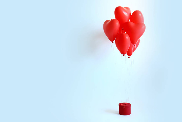 повітряні кулі у формі серця з подарунковою коробкою на світлому фоні
 - Фото, зображення
