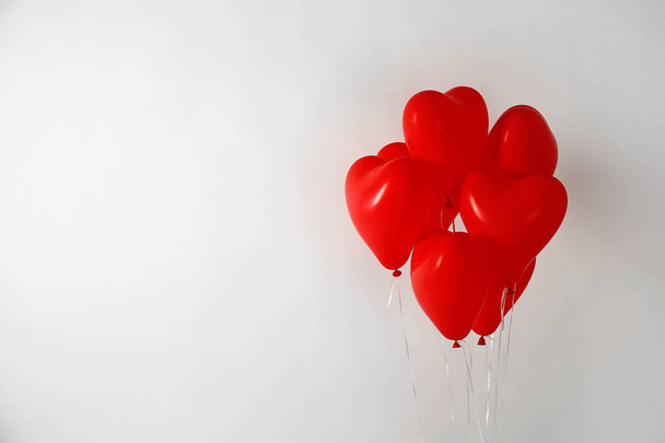 повітряні кулі у формі серця на світлому фоні
 - Фото, зображення