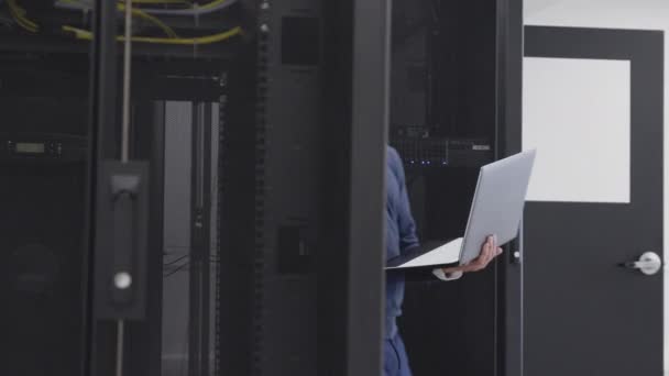 Infraestructura de control de administrador en la sala de servidores del centro de datos
 - Metraje, vídeo
