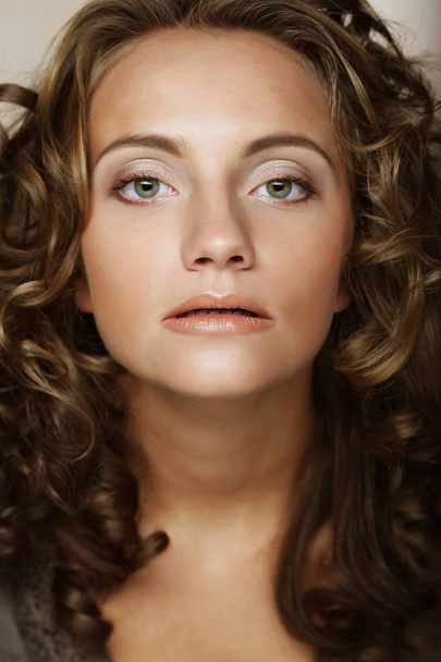 young woman with cury hair - Valokuva, kuva