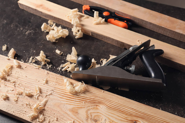 Plano de alisamento do carpinteiro com tábuas de madeira na mesa
 - Foto, Imagem