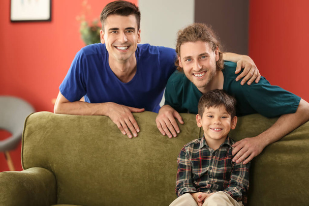 Ευτυχισμένο γκέι ζευγάρι με υιοθετημένο παιδί στο σπίτι - Φωτογραφία, εικόνα
