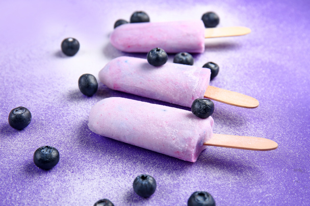 Renk arka planda çilek ile lezzetli dondurma - Fotoğraf, Görsel