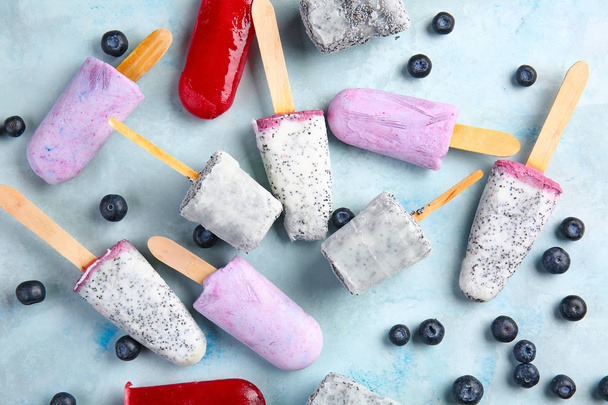 Smakelijk ijs met bessen op kleur achtergrond - Foto, afbeelding