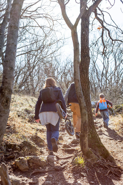 Familia activa caminando por sendero de montaña en el bosque
 - Foto, imagen