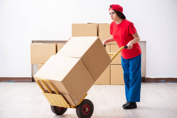 Молодая женщина профессиональный перевозчик делать переезд на дом
  - Фото, изображение