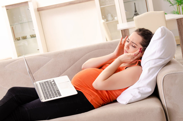 Young pregnant woman working at home  - Foto, Bild