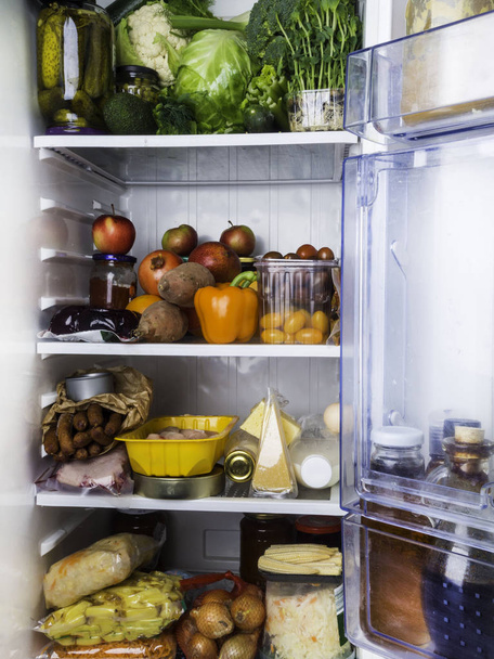 geladeira aberta cheia de alimentos - Foto, Imagem