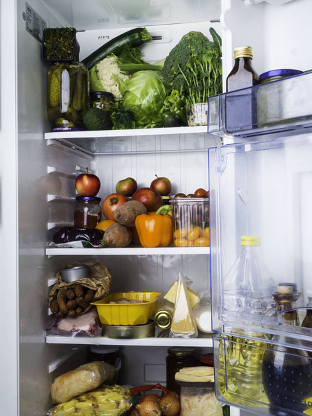 Відкритий холодильник наповнений їжею
 - Фото, зображення