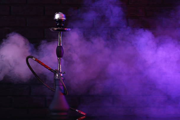 Кальян с дымом на темном фоне
 - Фото, изображение