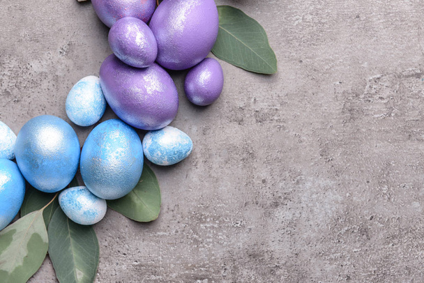 Красивые пасхальные яйца на сером фоне
 - Фото, изображение