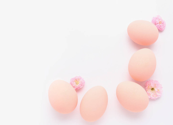 Belle uova di Pasqua su sfondo bianco - Foto, immagini