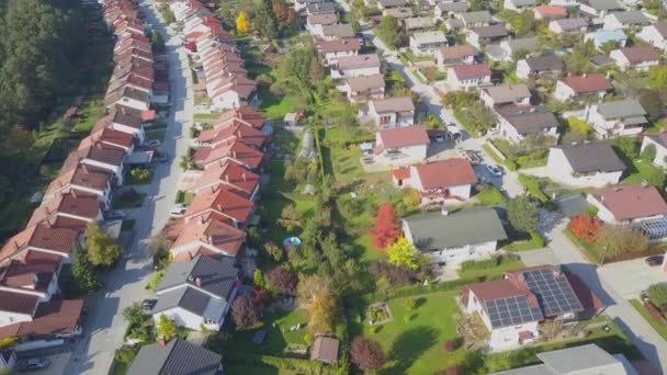 AERIAL Flying above rooftops in idyllic suburban town with row houses and safe streets. Beautiful suburbia on sunny autumn day. Row houses with perfect green garden lawns in peaceful neighborhood - Footage, Video