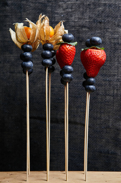 Blaubeeren, Erdbeeren, fliegen in verschiedene Richtungen - Foto, Bild