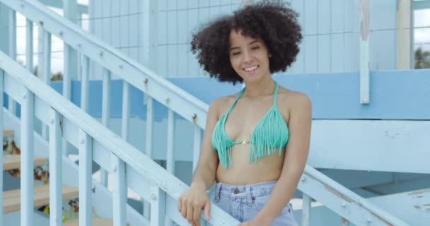 Fit schwarze Mädchen im Badeanzug auf Resort - Filmmaterial, Video