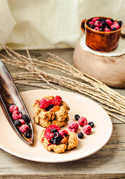 Homemade vegan crunchy oatmeal cookies with raspberry jam and da - Φωτογραφία, εικόνα