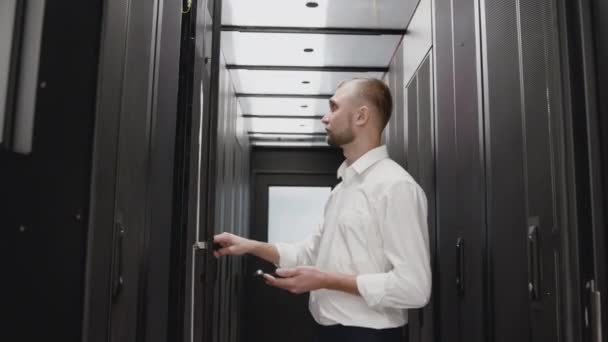 Amministratore di sistema rack server aperto per diagnostica con telefono
 - Filmati, video