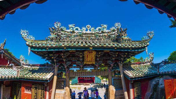 Zhangzhou, Cina, lug 12,2016-Dargon statua sul tetto del santuario, statua del drago sul tetto del tempio della porcellana come arte asiatica
. - Foto, immagini