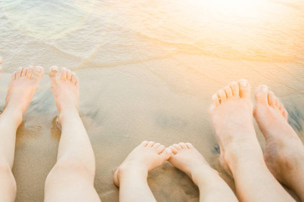 Krásné stopy s nohama na mořském pozadí - Fotografie, Obrázek
