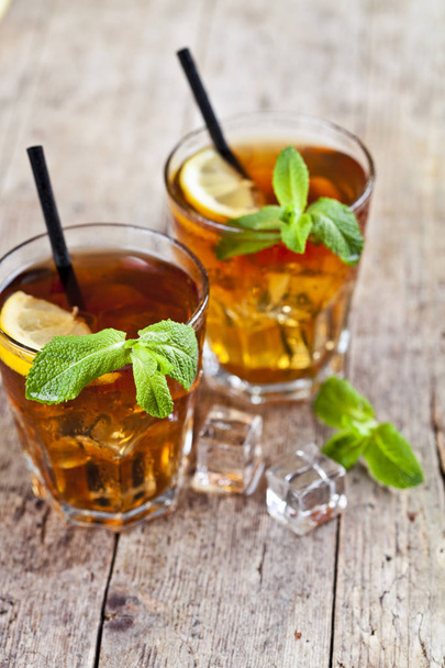 Traditional iced tea with lemon, mint leaves and ice cubes in tw - Φωτογραφία, εικόνα