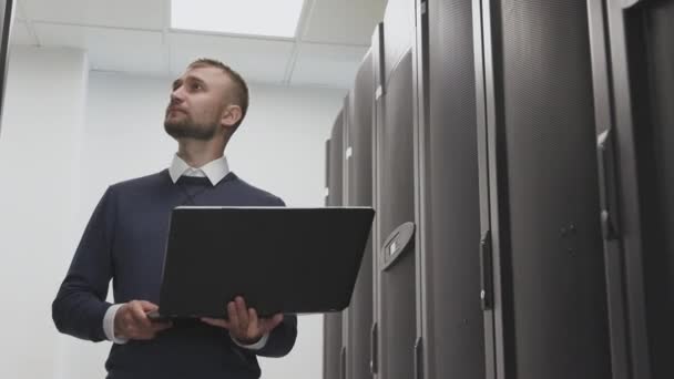 Ez mérnök irányít szolgál szoba-ból Datacenter tárolás laptop - Felvétel, videó