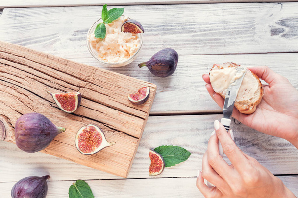 sliced figs with ricotta and bread toaster - Fotó, kép