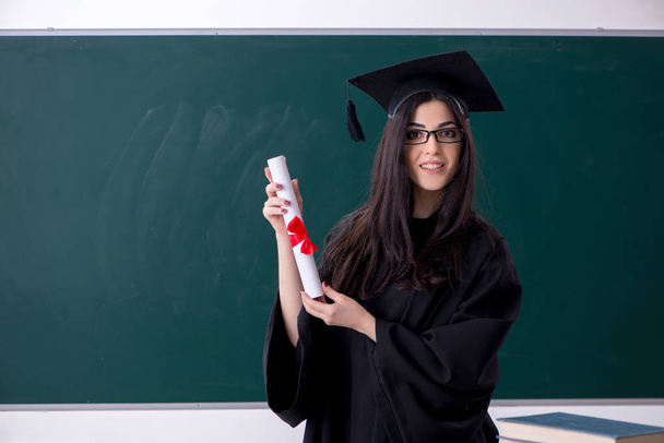 Estudante de pós-graduação feminina na frente do quadro verde
  - Foto, Imagem