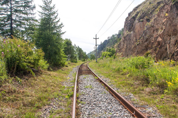 Гравий покрытые железнодорожные пути в горах
 - Фото, изображение