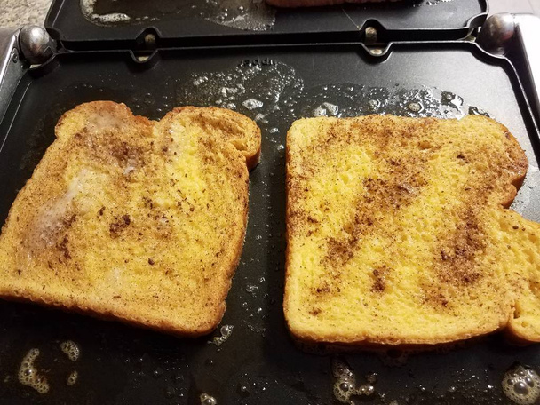 Franse toast brood met ei en kaneel koken op de grill - Foto, afbeelding