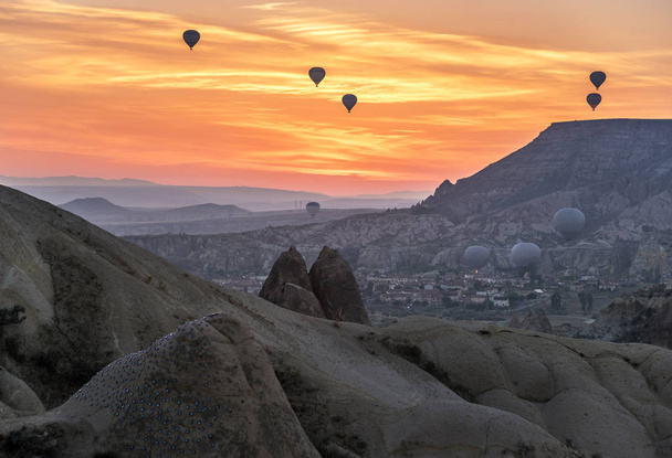 Scéna východu slunce s horkovzdušnou balonky v Cappadocia  - Fotografie, Obrázek